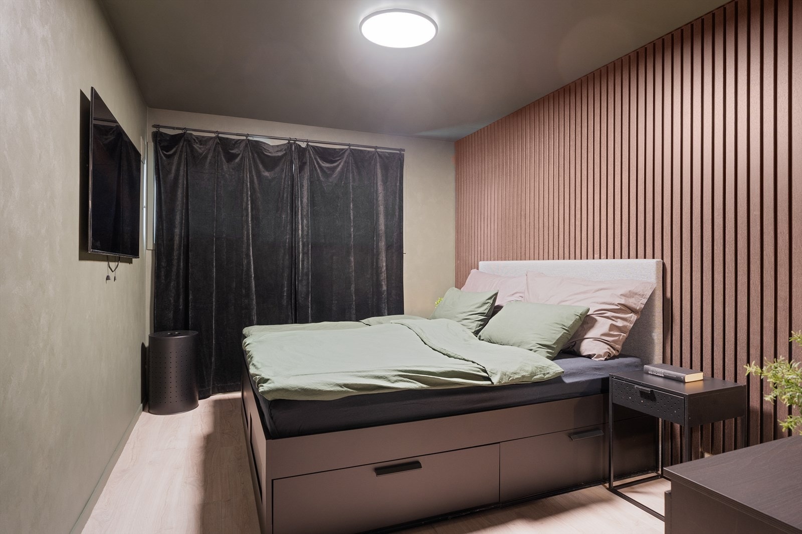 Dekorativ spilevegg i tre. Galleribilde