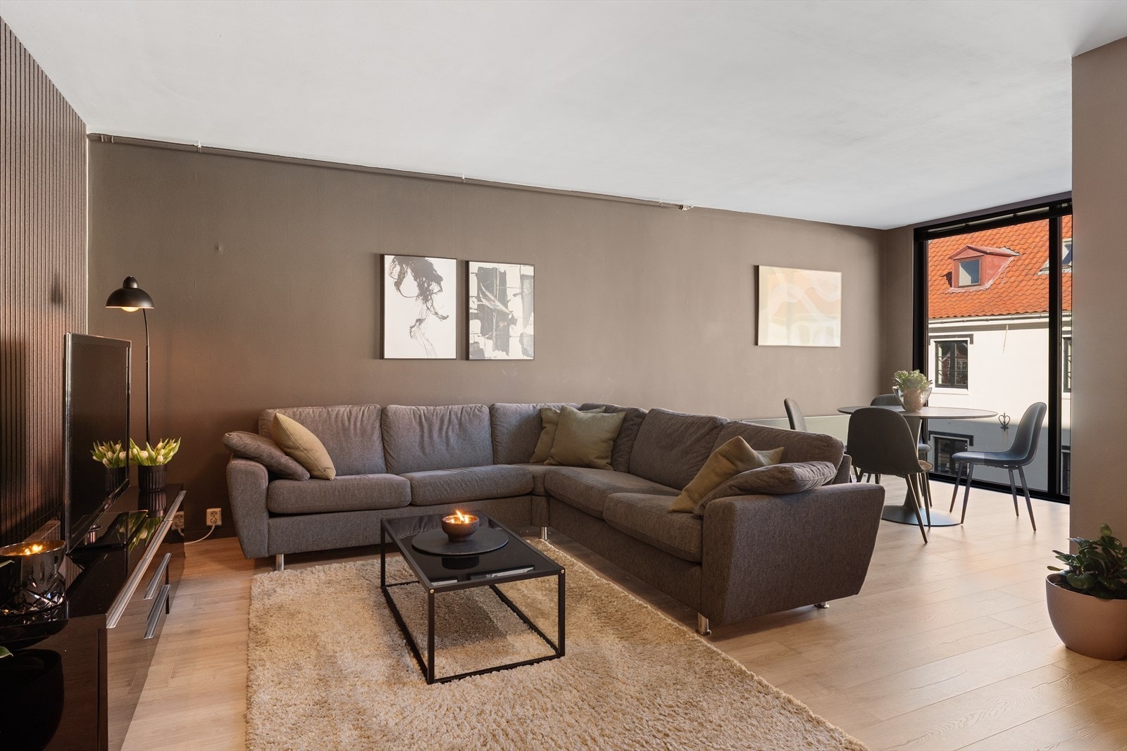 Stuen/kjøkkenet har flere innredningsmuligheter og god plass til både sofa og spisegruppe. Galleribilde