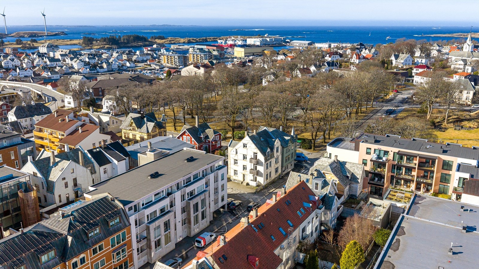I nærområdet finner du blant annet den frodige Byparken, Edda kino, kaféer/spisesteder og butikker. Galleribilde
