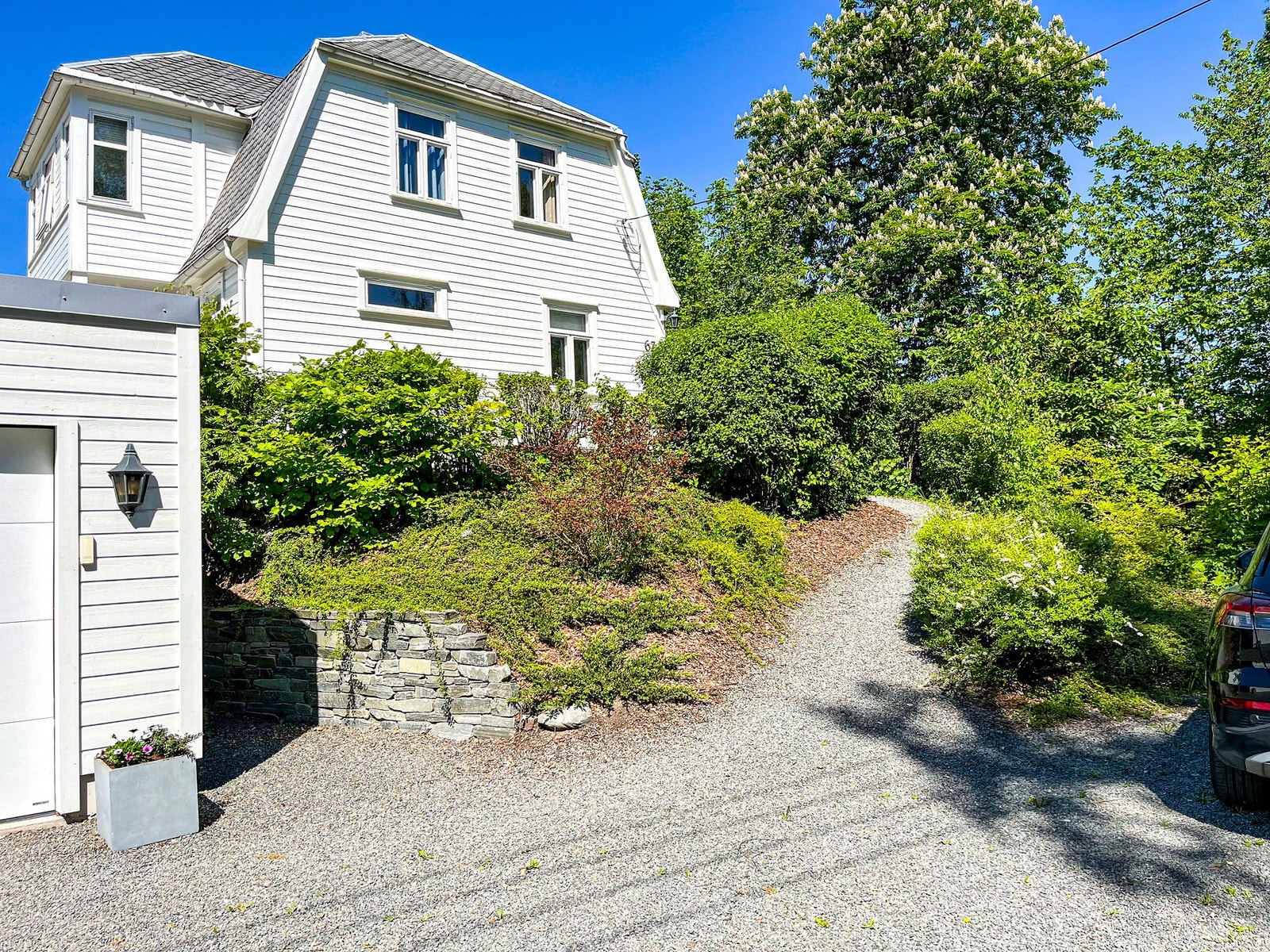 Privat sommerbilde -Flott enebolig med mange kvaliteter, solrik og usjenert beliggenhet. Frodig uteområder rundt boligen. Galleribilde