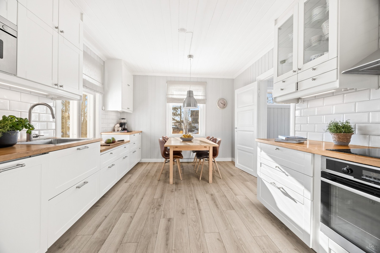 Integrerte hvitevarer som stekeovn og oppvaskmaskin. Avsatt plass for kjøl/fryseskap. Galleribilde