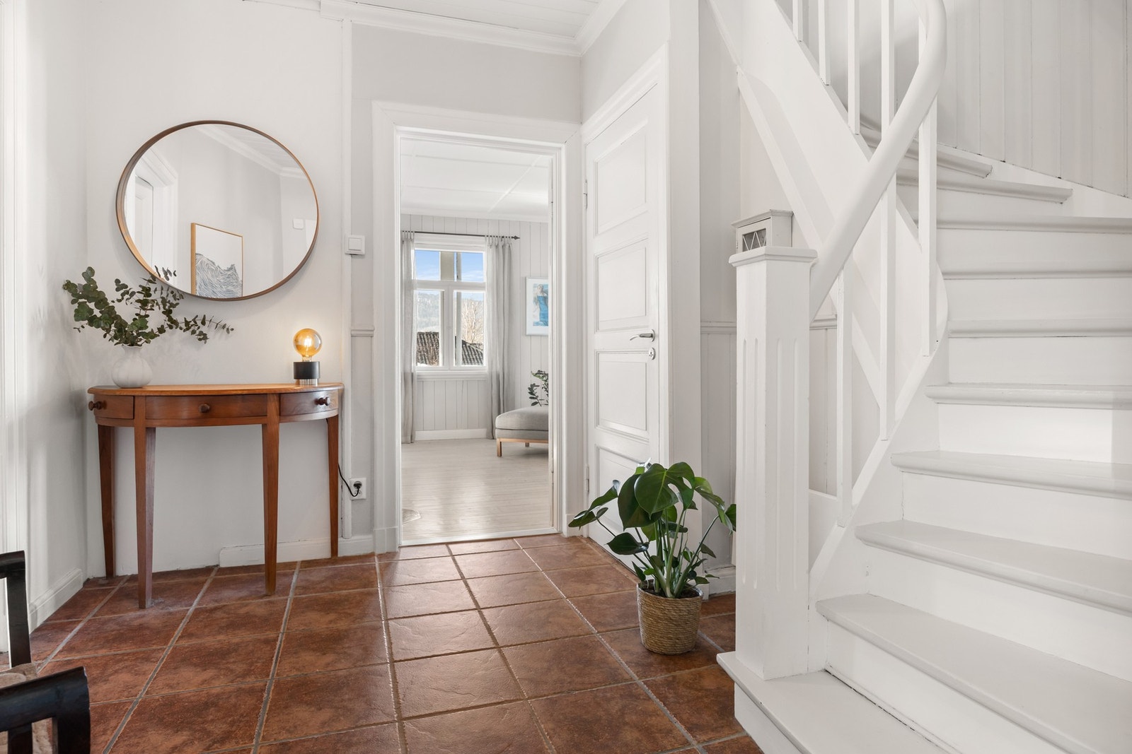 Romslig hall med fin trapp opp til andre etasje. Galleribilde