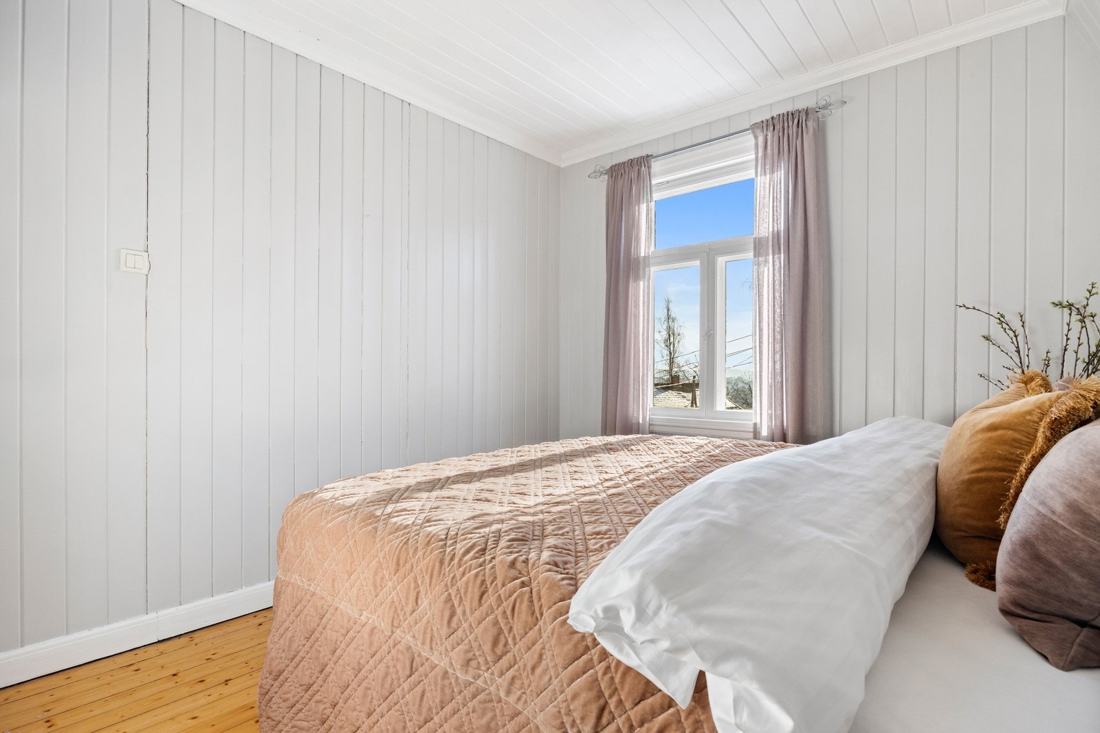 Alle soverommene er romslige og malt i lyse og tidsriktige farger. Galleribilde