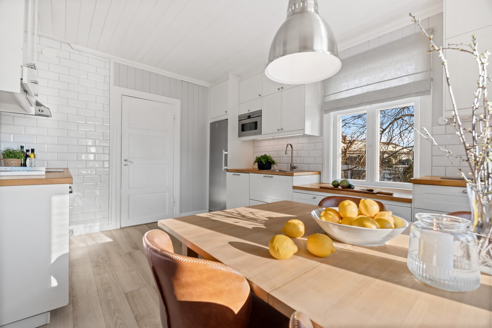 Gode arbeidsflater og rikelig med oppbevaringsplass på kjøkkenet. Galleribilde