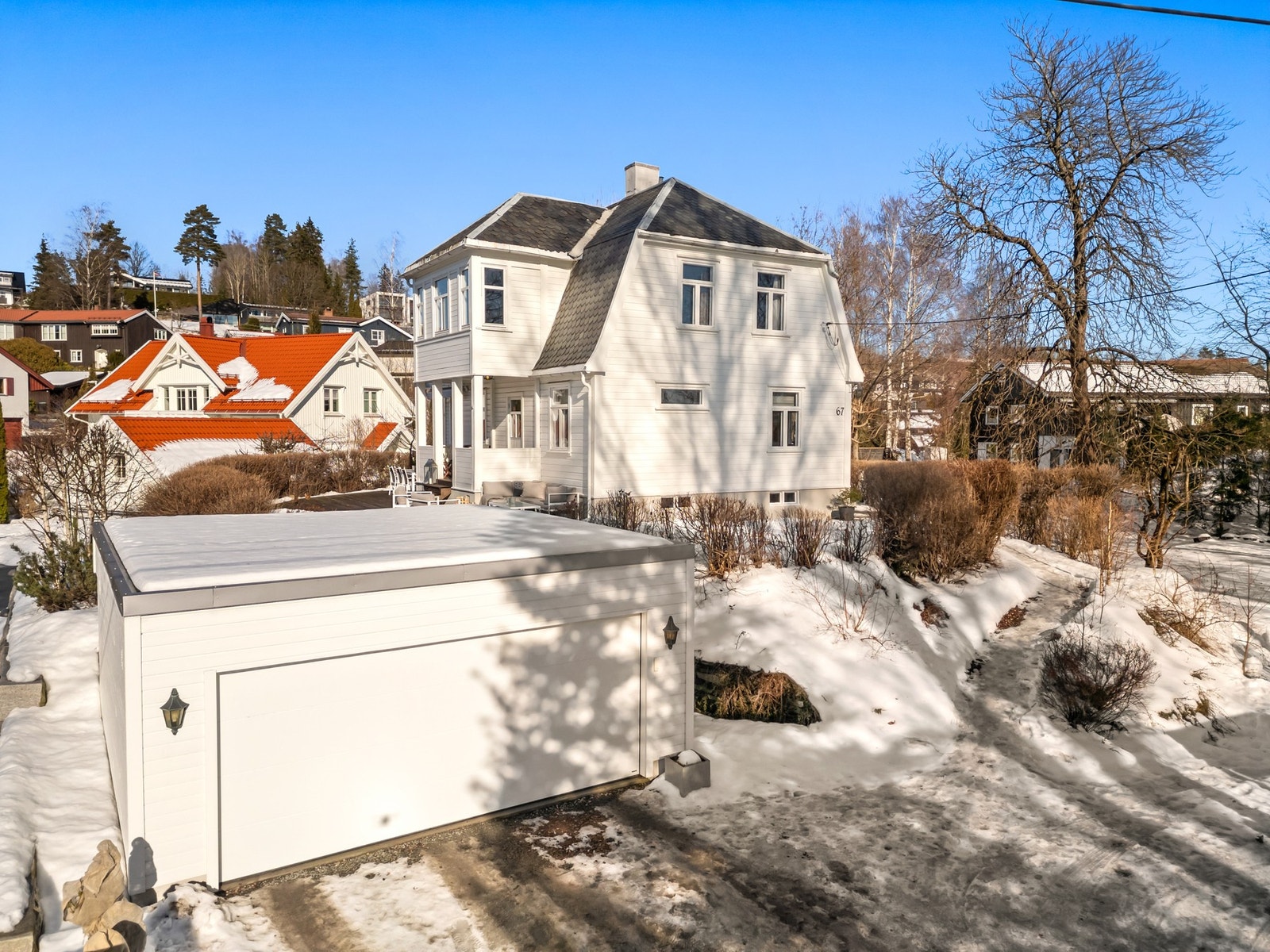 Dobbel garasje med god lagringsplass. Galleribilde