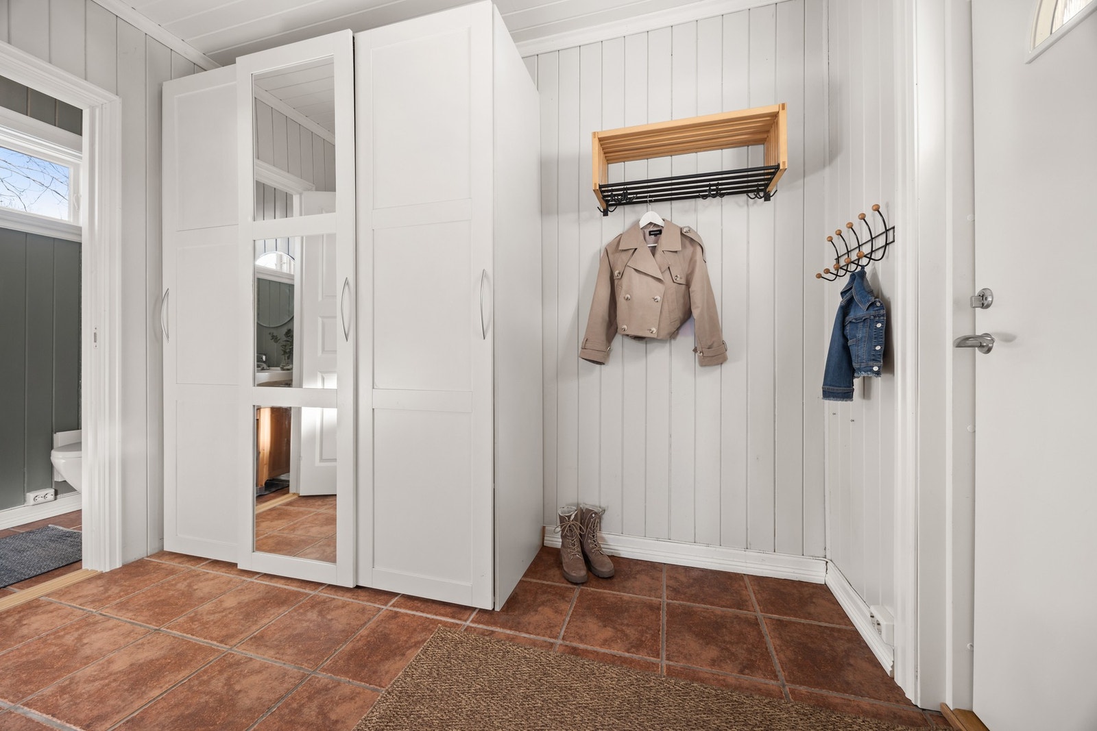 Flislagt entré med garderobe. Galleribilde