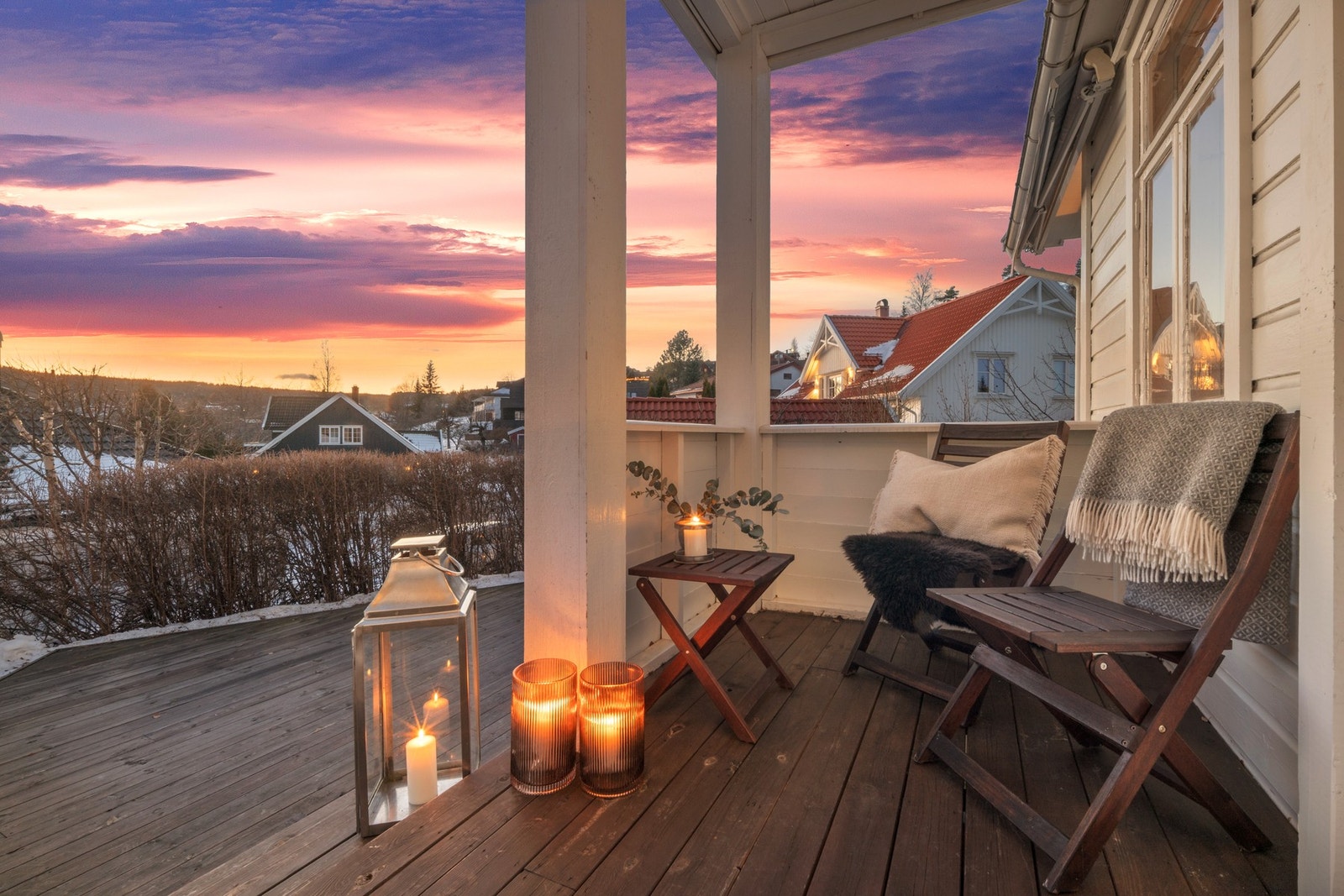 Fra spisestuen er det utgang til veranda med tilgang til terrasse og hage. Galleribilde