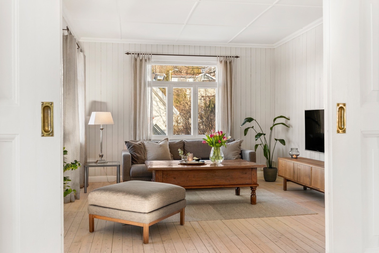 Stuen og spisestuen har store vindusflater som slipper inn godt med naturlig lys. Galleribilde