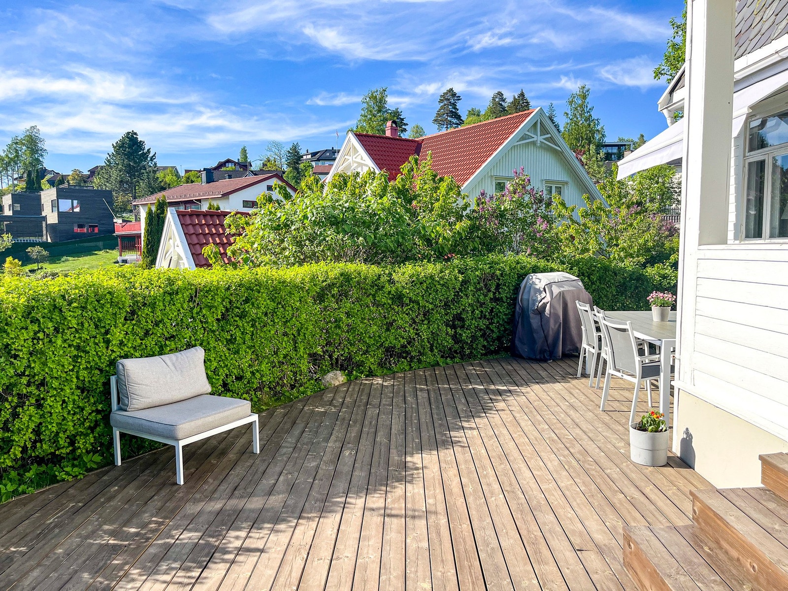 Privat sommerbilde - Solrik usjenert terrasse med god plass til sittegrupper. Galleribilde
