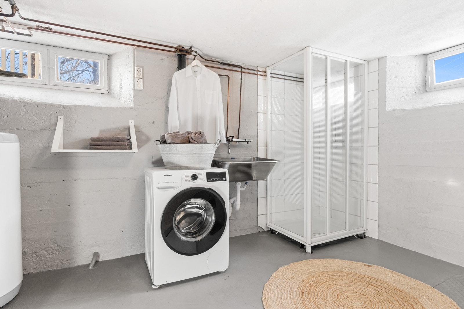 Praktisk vaskerom.
I tillegg er det god lagringsplass i bod i tilknytning til vaskerommet. Galleribilde