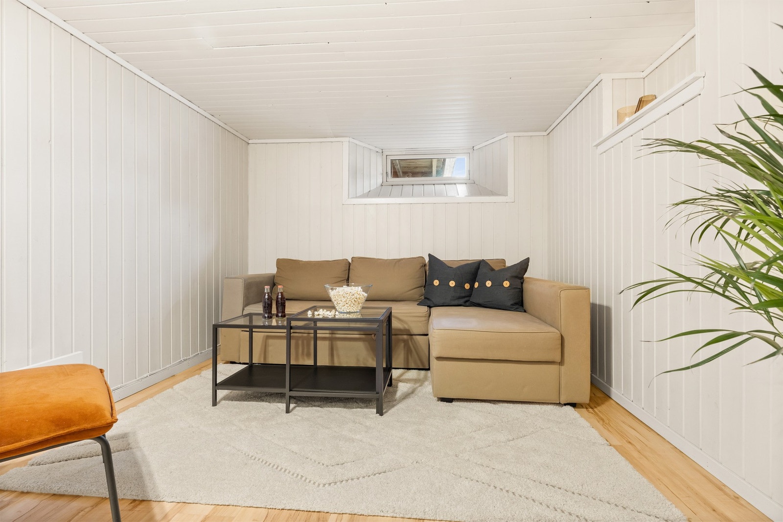 Hyggelig kjellerstue. Stuen er registrert som disponibelt rom. Galleribilde