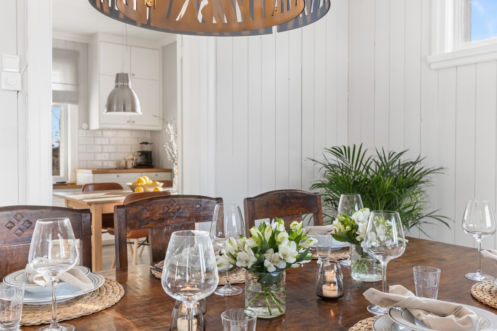 Spisestue i tilknytning til kjøkkenet. Galleribilde