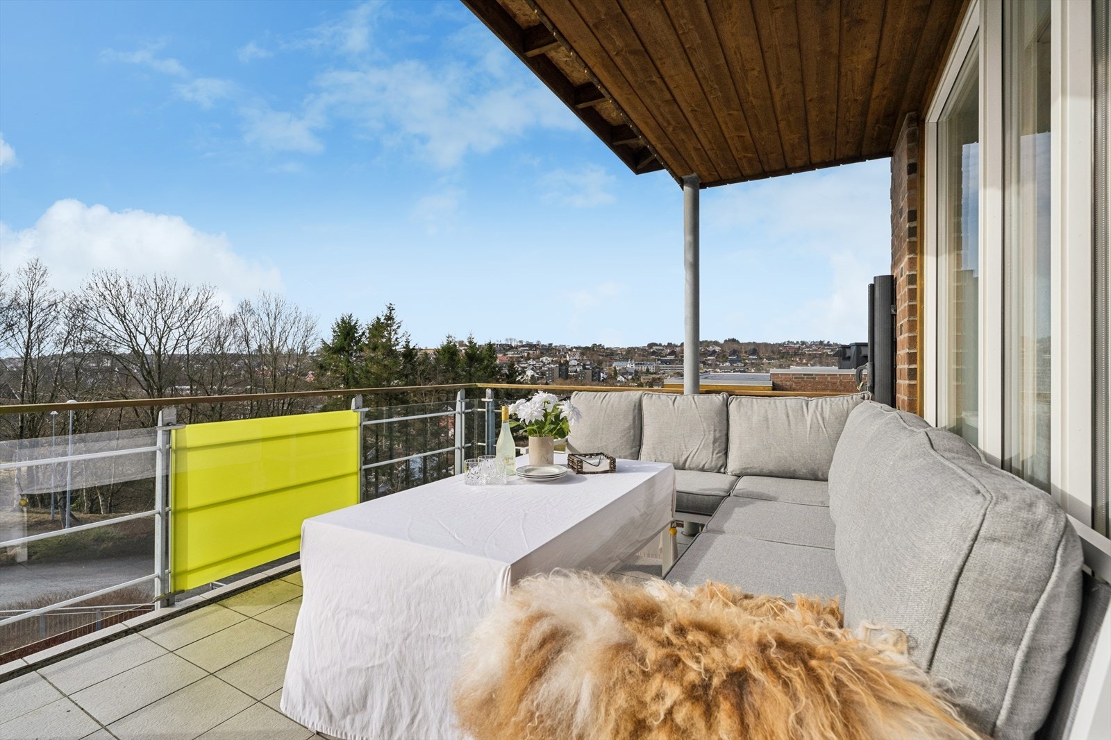 Her har man god plass til utemøbler, grill og potteplanter. Galleribilde