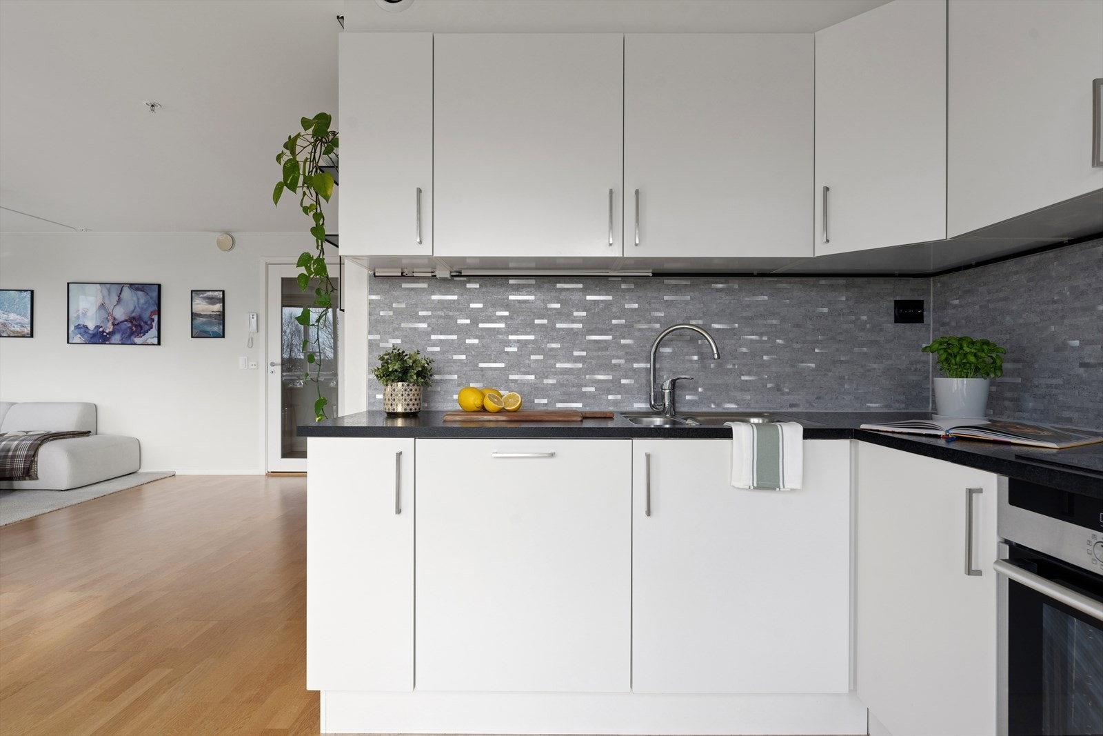 Kjøkkenet er utstyrt med moderne hvitevarer, inkludert frittstående kjøleskap, integrert stekeovn, platetopp og integrert oppvaskmaskin. Løsningen gir en funksjonell og praktisk arbeidssone som dekker behovene til både hverdagsmatlaging og større måltider Galleribilde