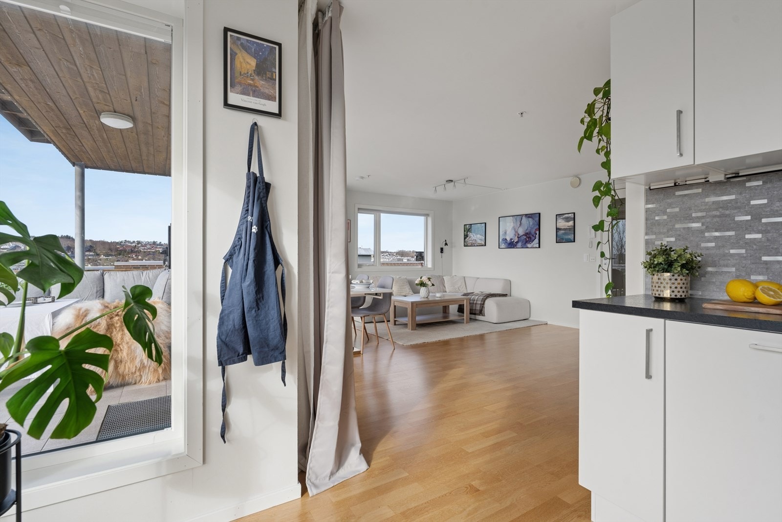 Stue/kjøkken i åpen løsning skaper en romslig og sosial arena. Rommet har flere innredningsmuligheter og god plass til både sofa og spisegruppe. Galleribilde