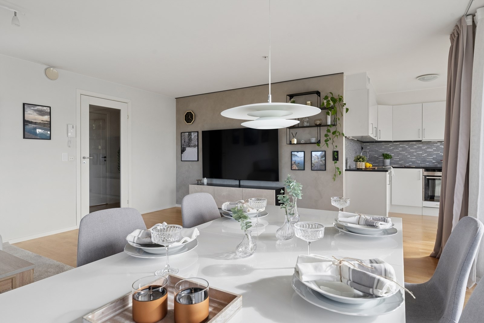 Lys og romslig stue med flere innredningsmuligheter. God plass til både sofa og spisegruppe. Galleribilde