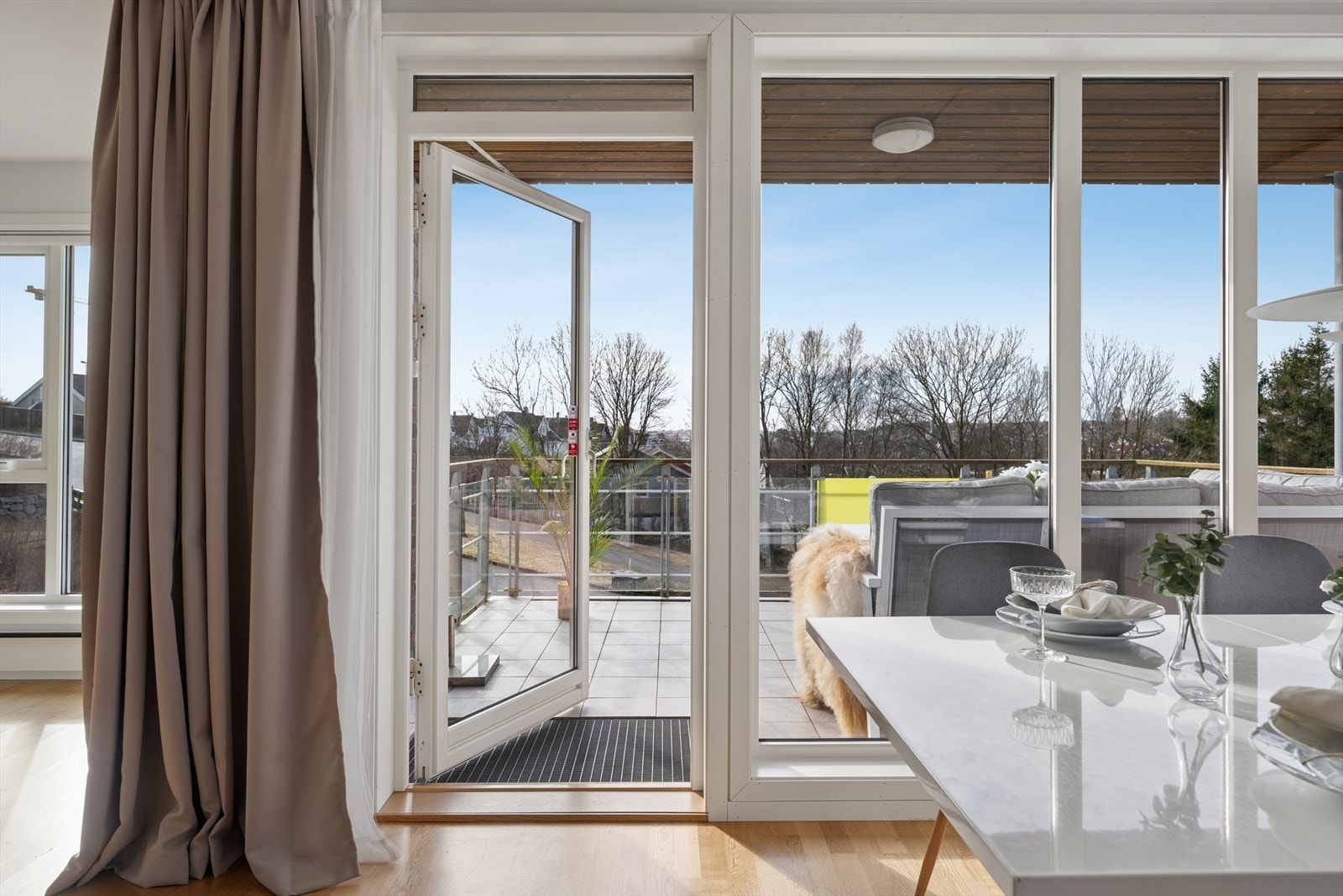 Fra stuen er det direkte utgang til balkong med gode solforhold og en fin utsikt. Galleribilde