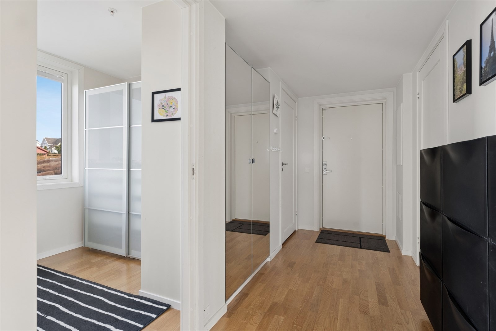 Velkommen inn! Leiligheten ligger i 2 etasje og inneholder følgende: 2 soverom, åpen stue/kjøkken løsning, baderom, innvendig bod og balkong med utsikt. Galleribilde