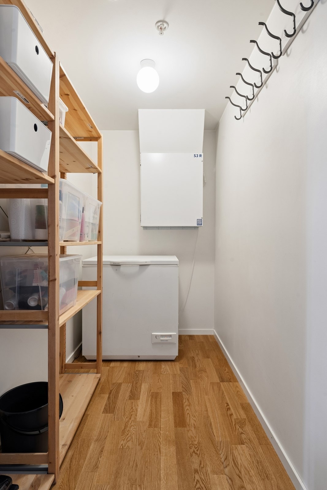 Innvendig bod med god plass til fryseboks og oppbevaring. Galleribilde