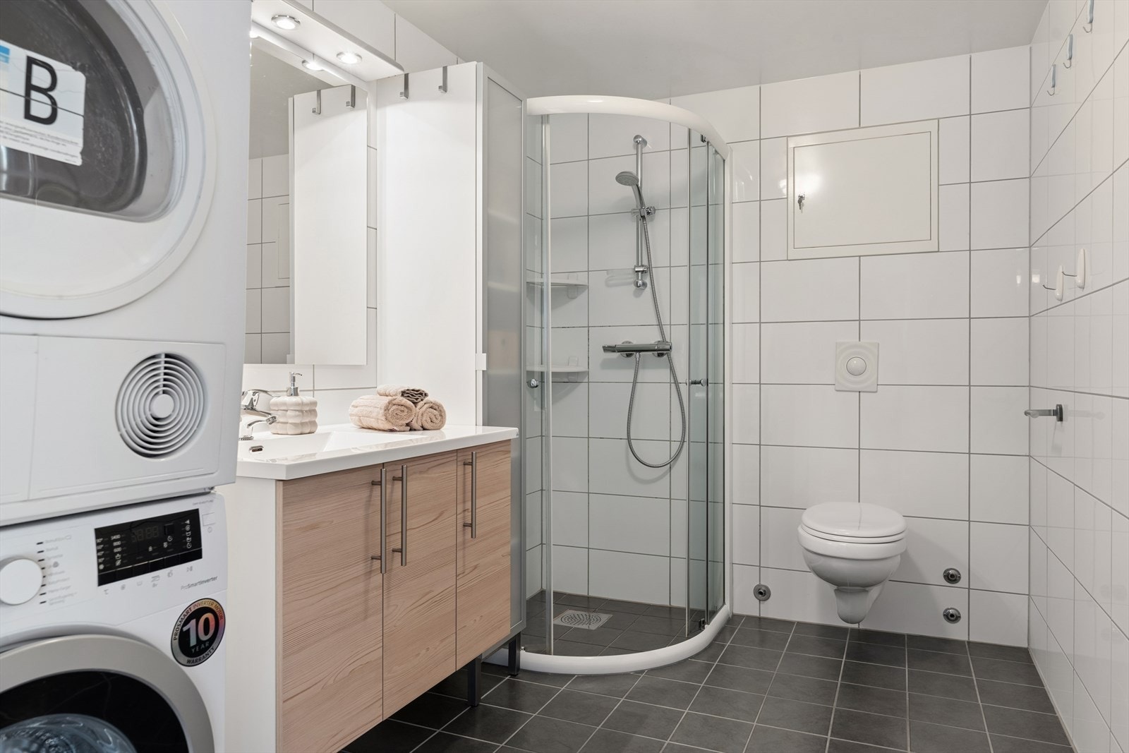 Badet er fra byggeår, men fremstår velholdt og med en gjennomgående god standard. Rommet har fliser på vegger og flislagt gulv med elektriske varmekabler, noe som gir både et tidløst uttrykk og behagelig komfort i hverdagen. Galleribilde