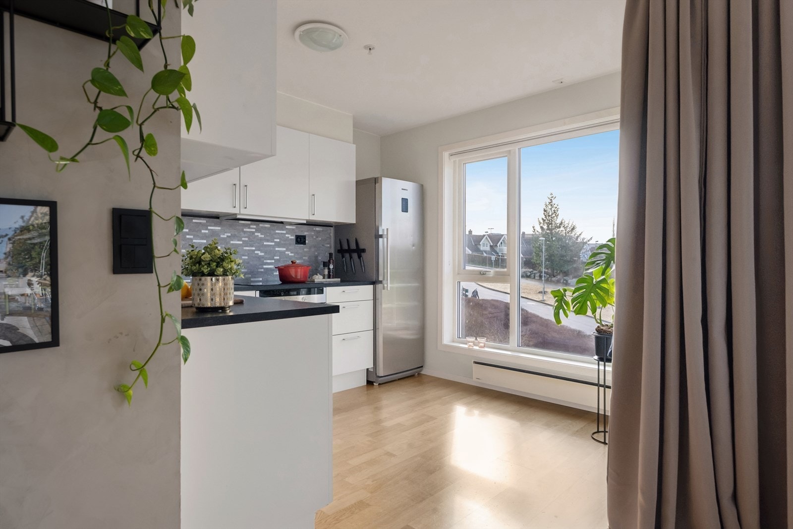 Både på kjøkken og stuen er det generøse vindusflater som gir godt med naturlig lys. Galleribilde