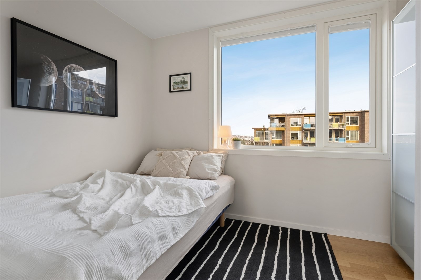 Soverom nr. 2 egner seg fint som barnerom, kontor eller gjesterom. Galleribilde