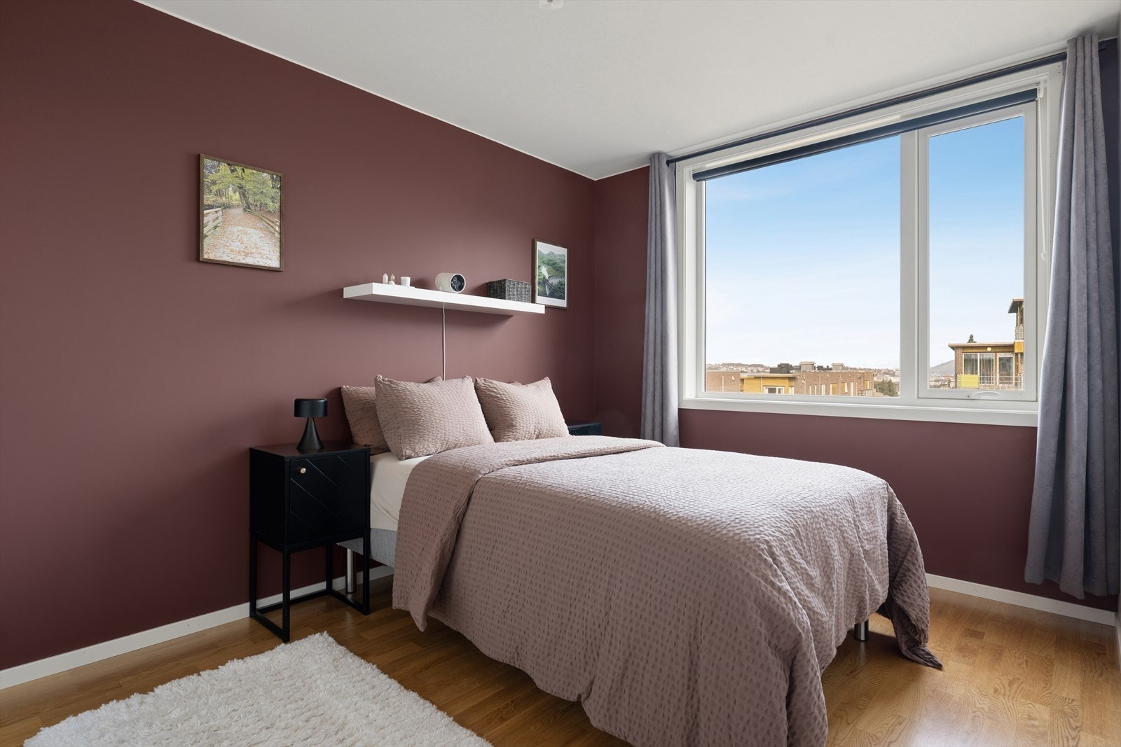 Boligen har til sammen 2 soverom. Hovedsoverommet har god plass til oppbevaring, og god plass til dobbeltseng Galleribilde