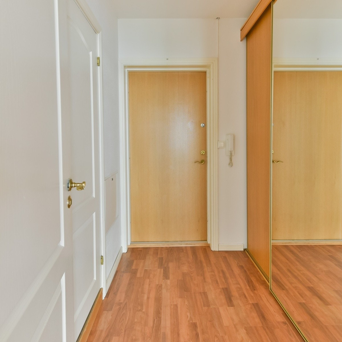 Entrè med stor garderobe - Bildene er fra tilsvarende speilvendt leilighet Galleribilde