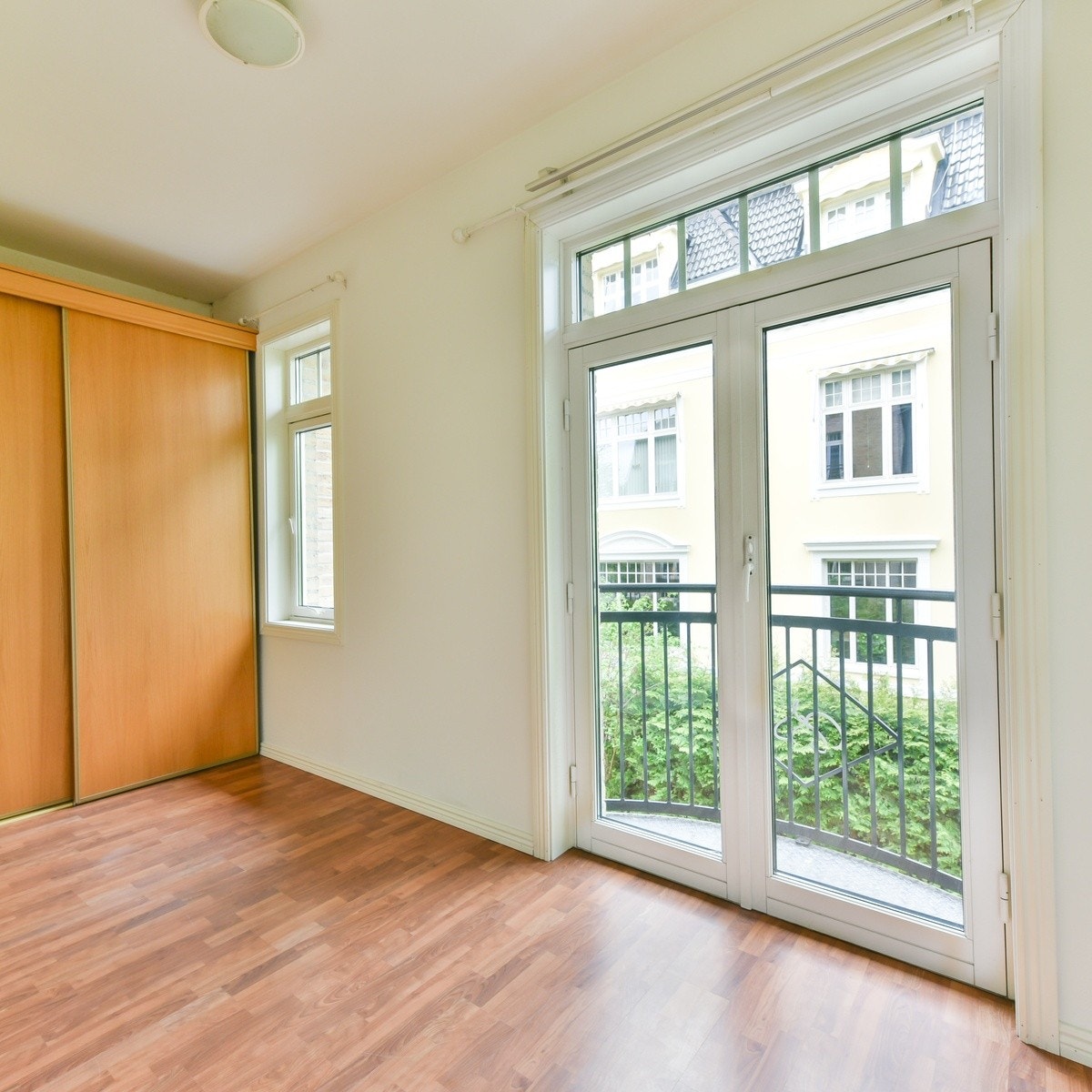 Skyvedørsgarderobe på soverom 1 - Bildene er fra tilsvarende speilvendt leilighet Galleribilde