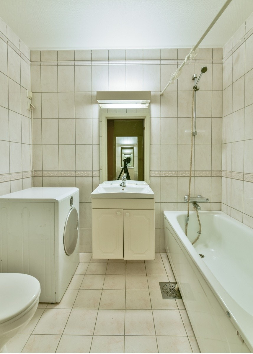 Flislagt bad med opplegg for vaskemaskin - Vaskemaskin medfølger ikke. Galleribilde