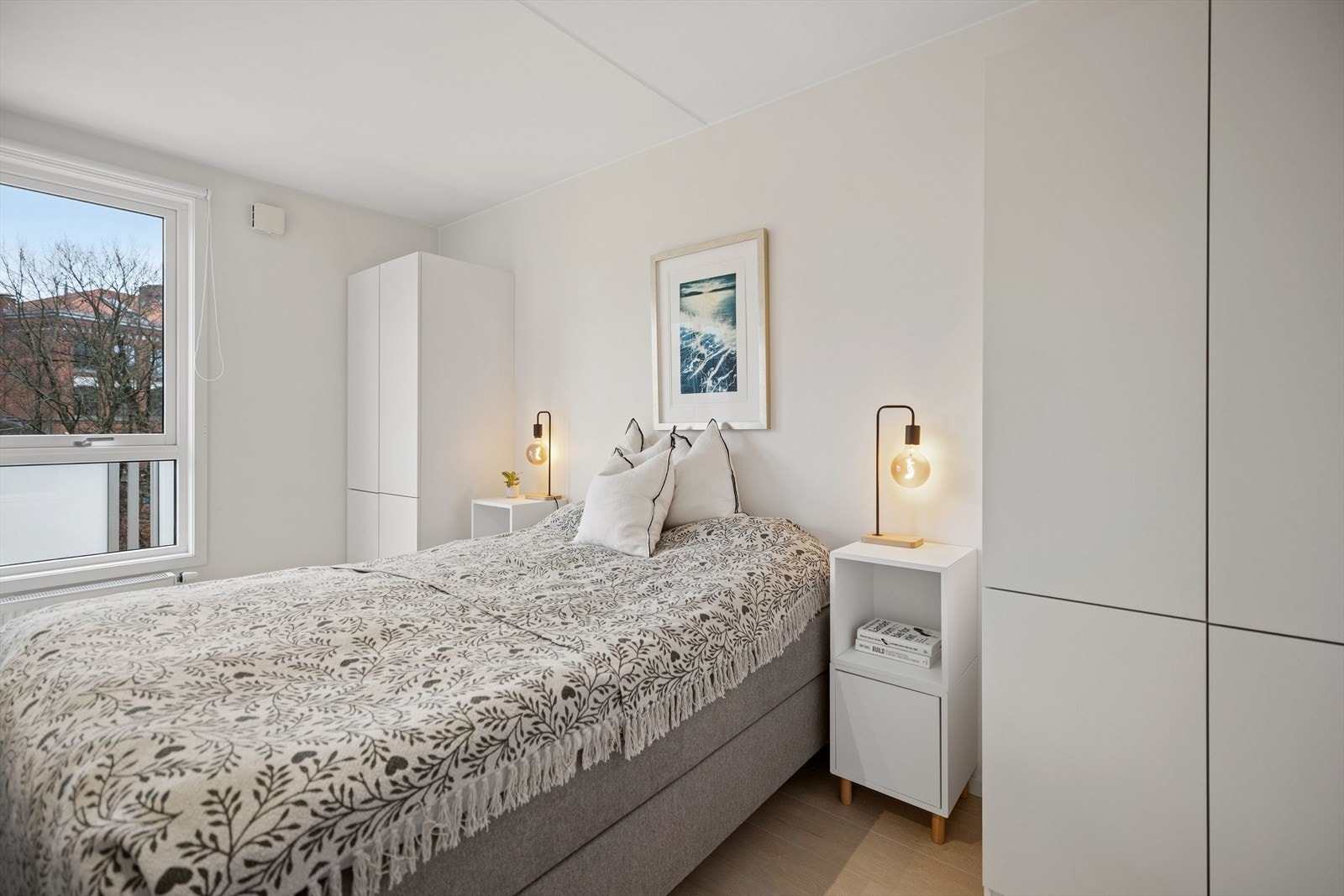 Leiligheten har ett romslig, samt praktisk soverom som er innredet med to gode garderobeskap. Galleribilde