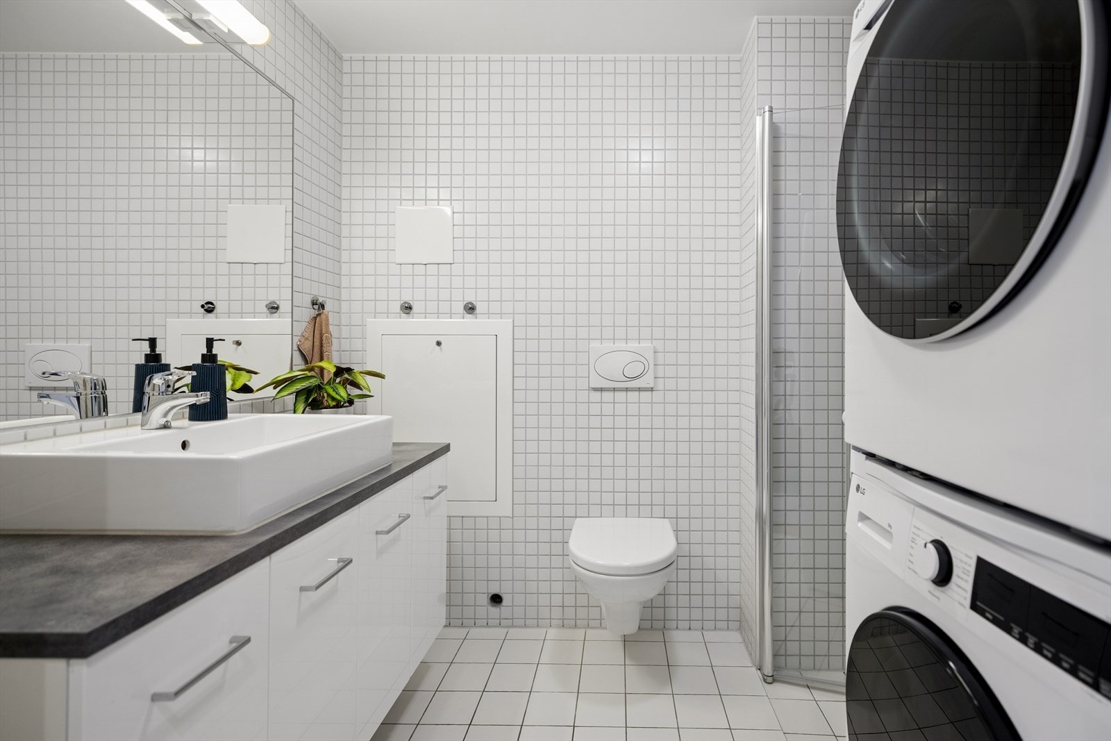 Baderommet er romslig og lyst med flislagte overflater og varme i gulvet. Galleribilde