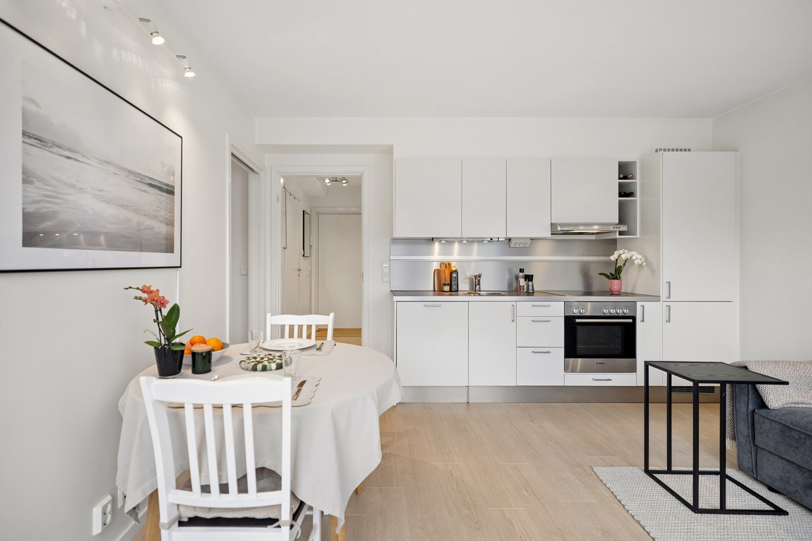 Stilrent kjøkken med gode oppbevaringsmuligheter i skuffer og skap. Galleribilde