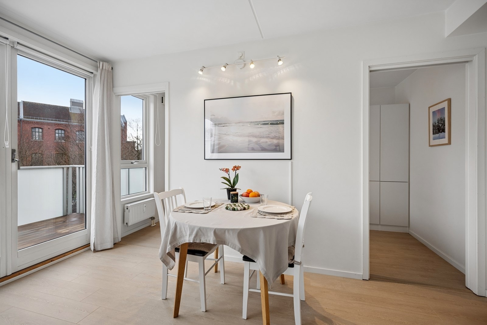 Leiligheten vender i sin helhet ut mot Akerselva, med idylliske omgivelser og flott utsyn. Galleribilde