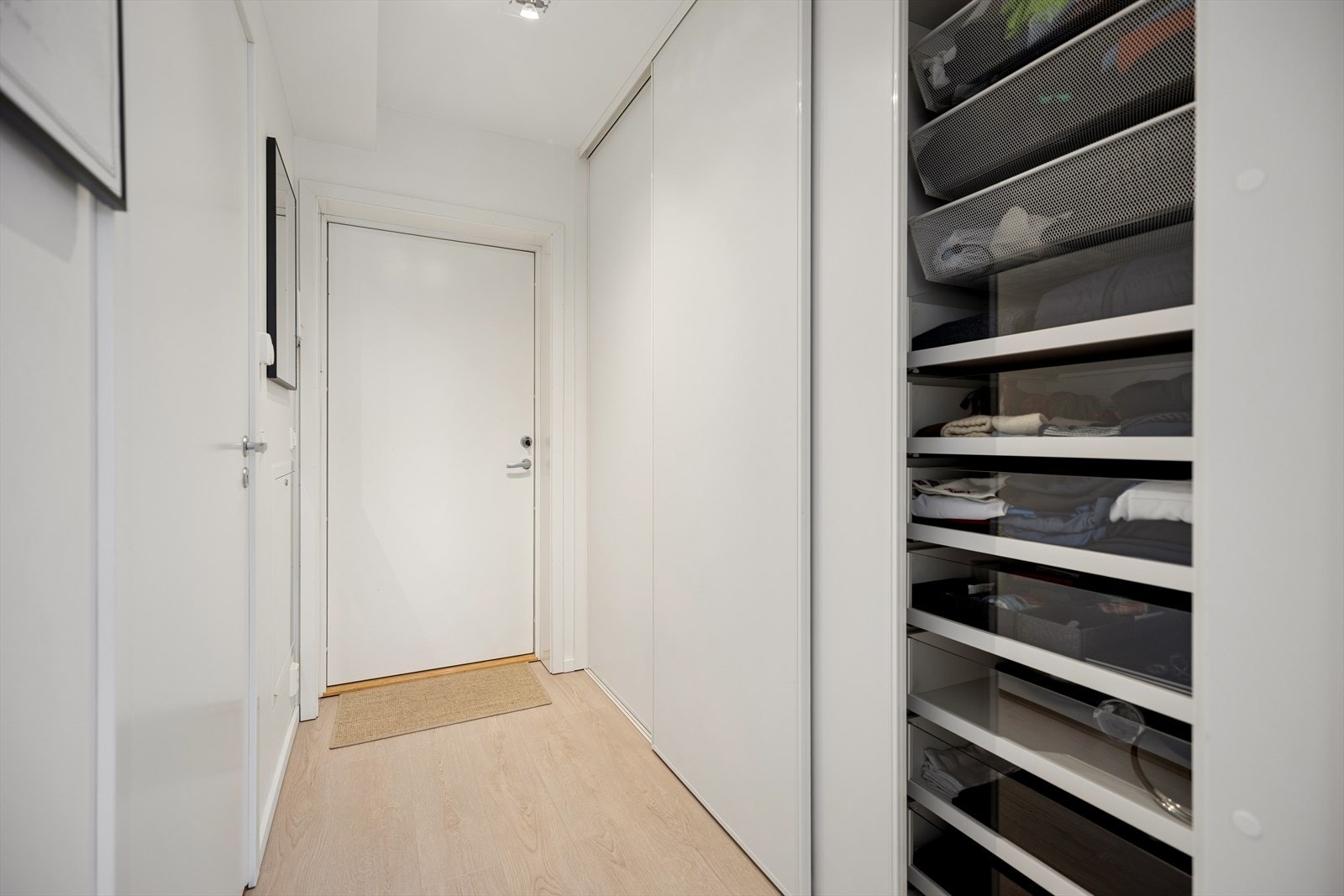 Entréen tar deg imot med en praktisk og oversiktlig løsning, hvor garderobeskapet gir rikelig med oppbevaringsplass. Galleribilde