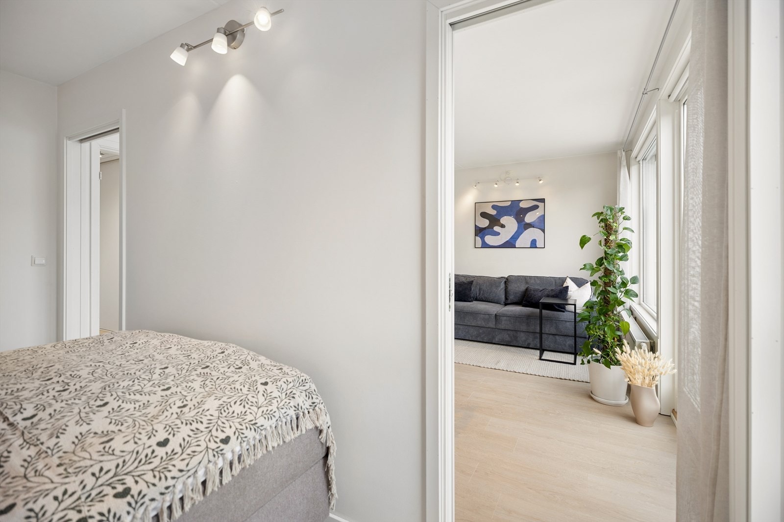 Praktisk løsning med inngang til rommet på begge sider av sengen. Galleribilde