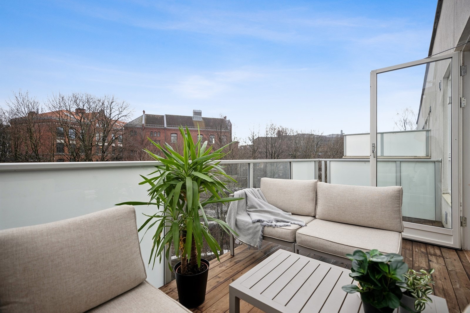 Her er det fin plass til et lite bord og sittegruppe, ideelt for avslapning. Galleribilde