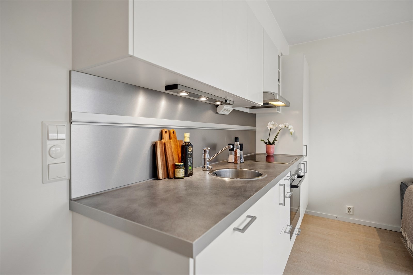 Av hvitevarer finnes det integrert kjøleskap med fryser, komfyr, keramisk topp og oppvaskmaskin. Galleribilde