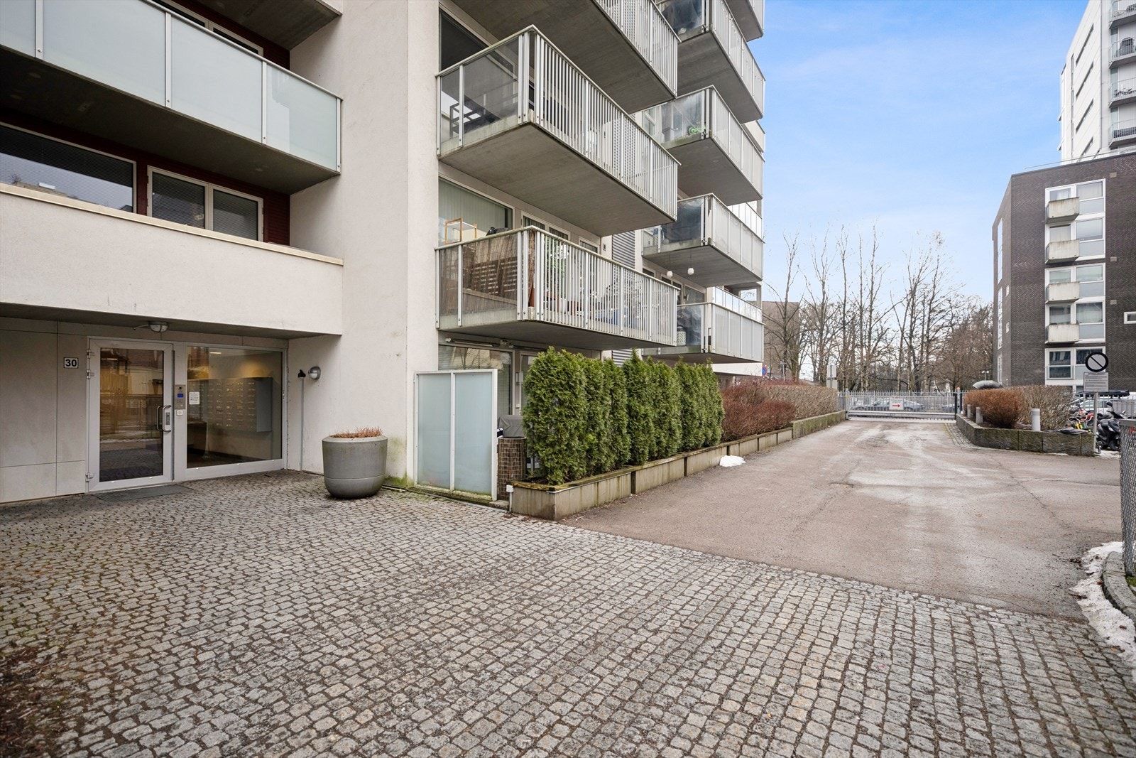 Inngangspartiene er trivelige, med asfalterte internveier, utelys og beplantning. Galleribilde