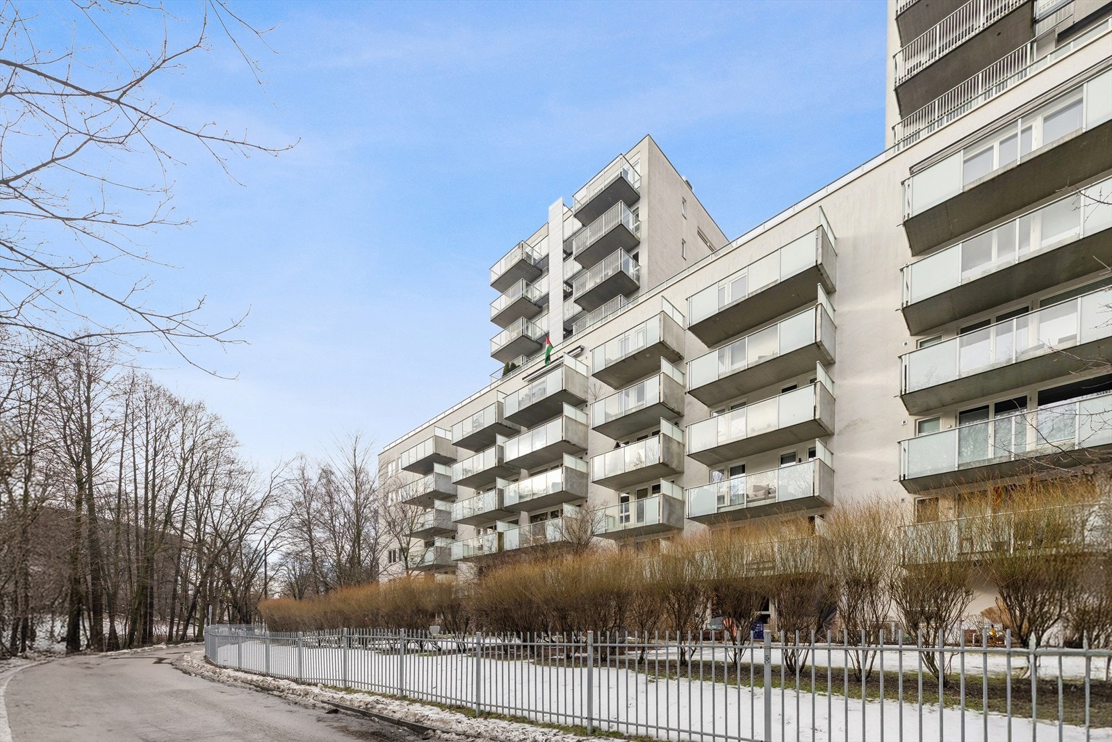 Med en bolig beliggende i et rolig og trygt område med inngjerdet sameie, får du både sentral beliggenhet og fredelige omgivelser. Galleribilde