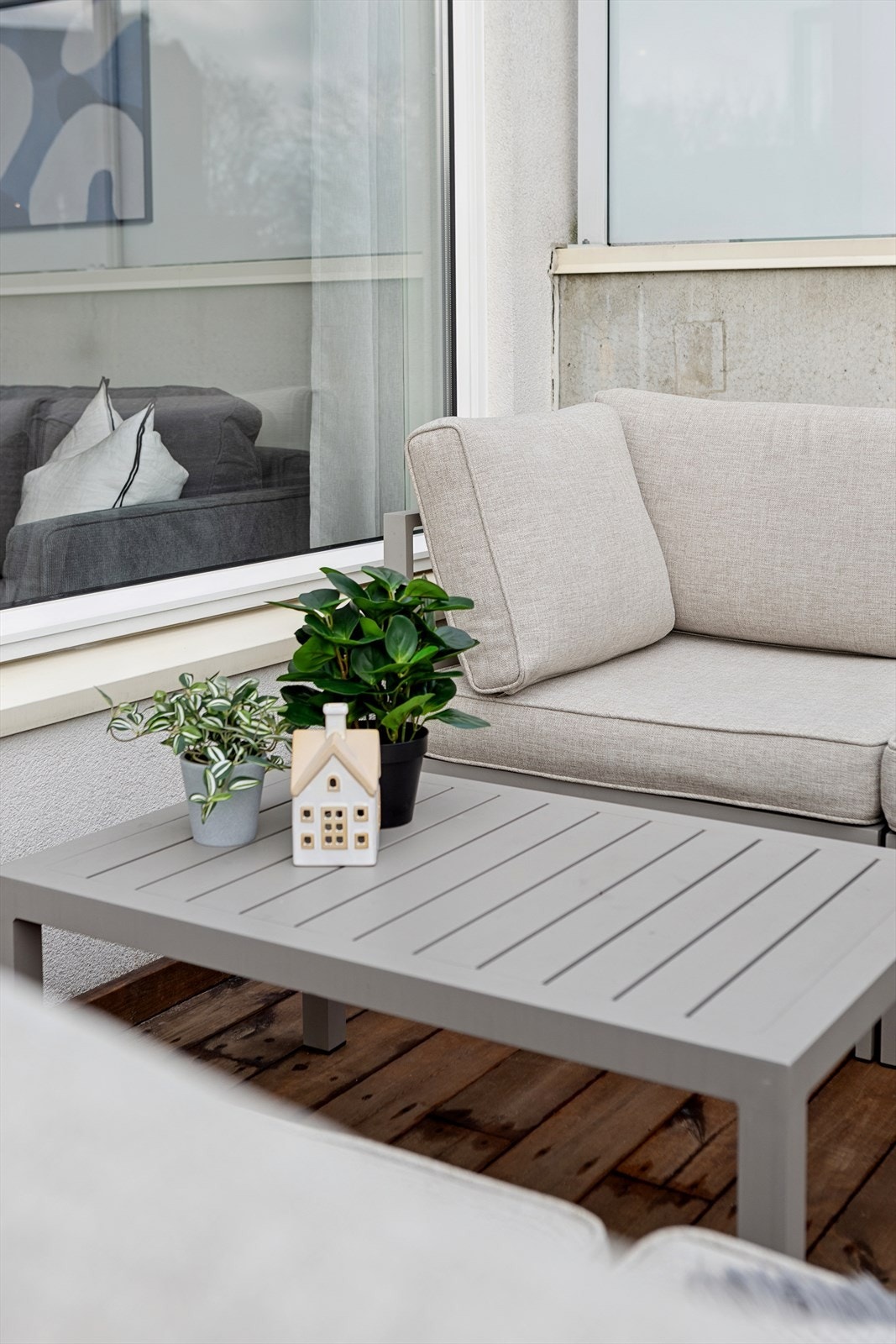 Fra stuen er det utgang til en hyggelig balkong med utsyn over Akerselva. Galleribilde