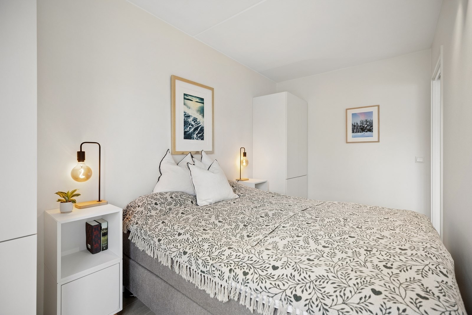 Det er gjennomgående bruk av tidløse og tidsriktige fargetoner, som gir et gjennomført preg. Galleribilde