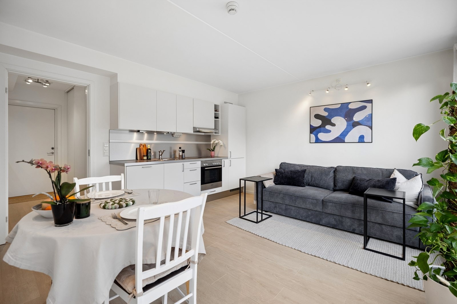 Leiligheten har en praktisk planløsning med ett soverom og åpen stue- og kjøkkenløsning. Galleribilde