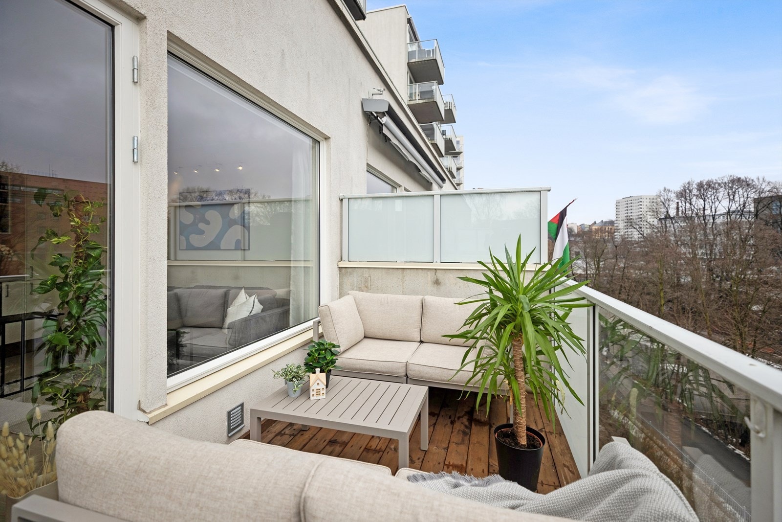 Nærområdet høster flotte grøntarealer, som blant annet Kubaparken, St. Hanshaugenparken, Vår Frelsers Gravlund og flere hyggelige turområder rundt Akerselva. Galleribilde