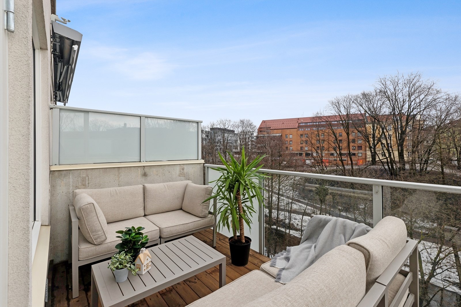 Øst/sørøstvendt balkongen som fungerer som en naturlig forlengelse av stuen på varme sommerdager. Sol på sommerstid fra tidlig morgen, ca kl 08:00 til ca kl 16:00. Galleribilde