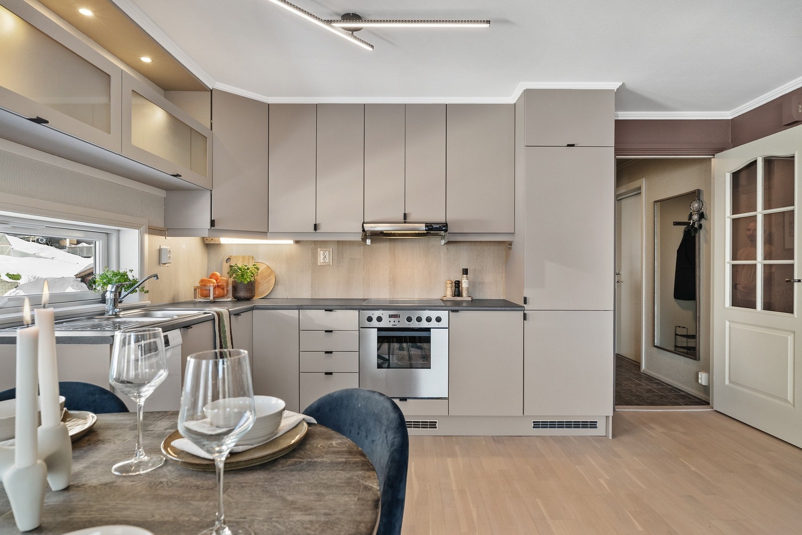 Kjøkkenet har et stilrent design med lys innredning. Galleribilde