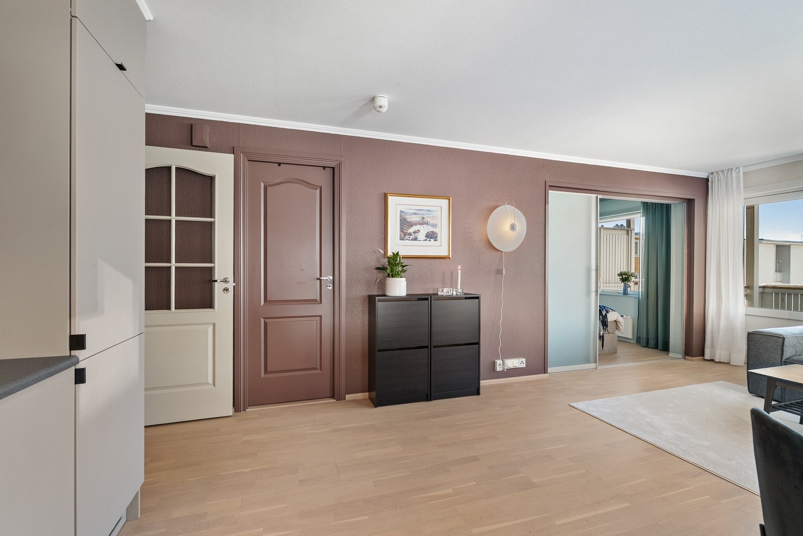 Fra kjøkkenet er det enkel adkomst til en praktisk bod. Galleribilde