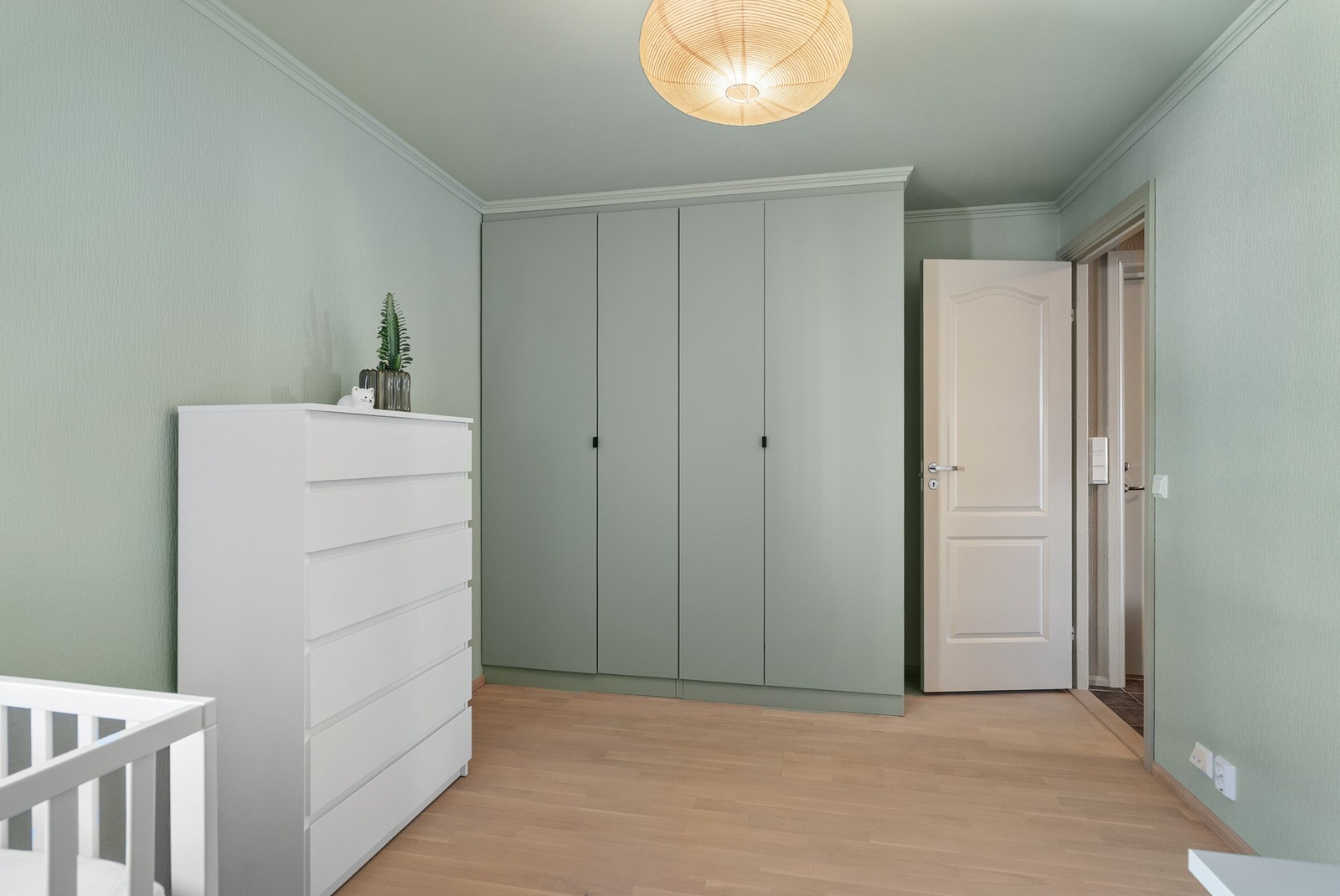 Rommet byr også på gode oppbevaringsmuligheter i garderobeskap. Galleribilde