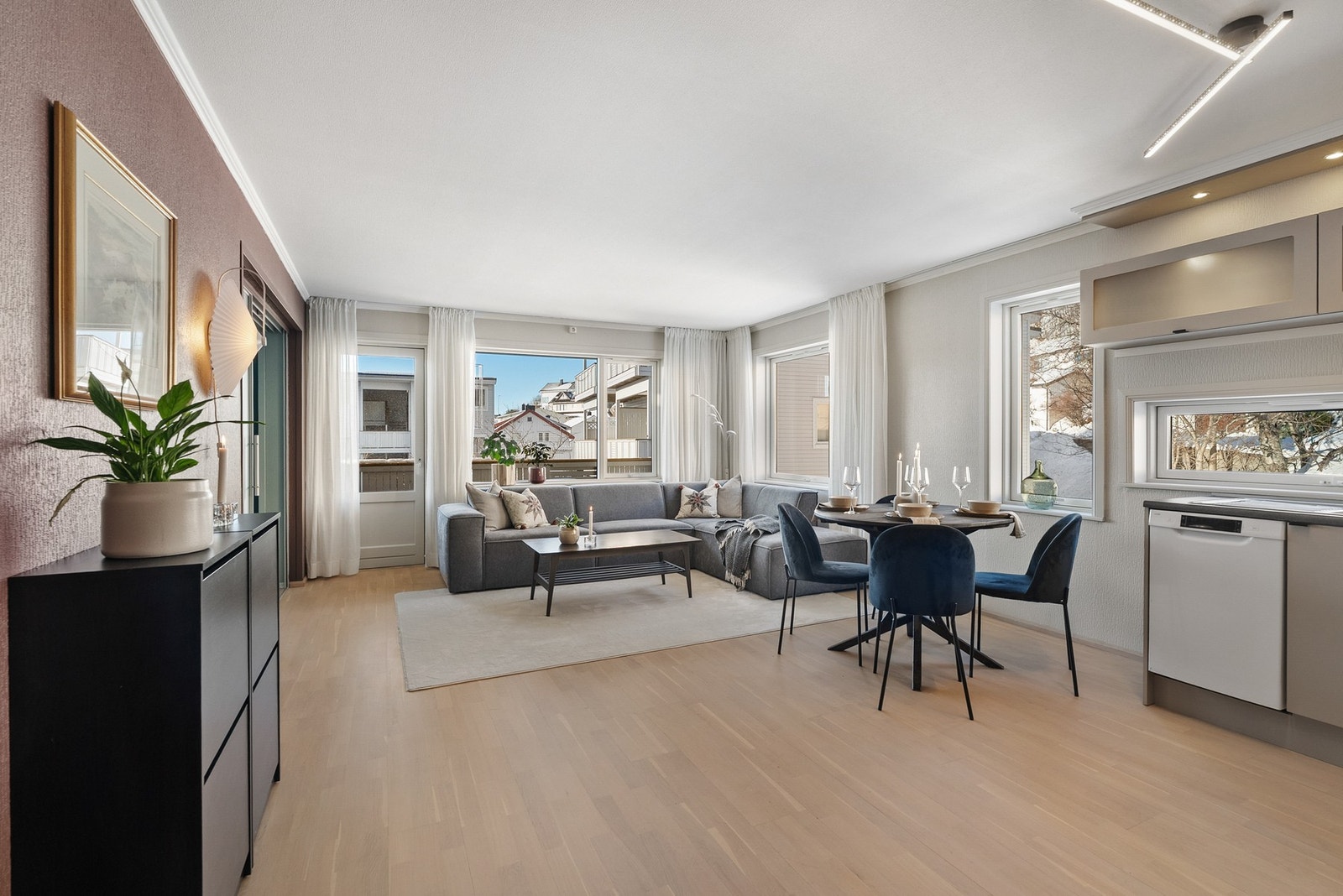 Det er store vindusflater i leiligheten noe som gir godt med naturlig lysinnslipp. Galleribilde