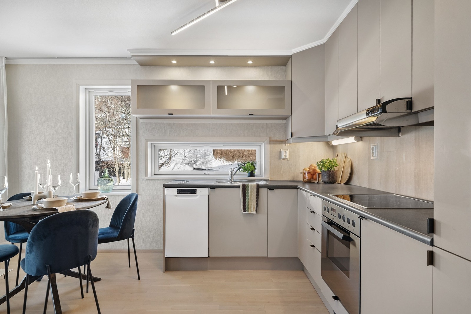 Kjøkkenet byr på gode oppbevaringsmuligheter i skuffer og skap. Galleribilde